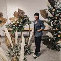 Alissa Safiera dengan kreasi dekorasi weddingnya (Foto Dok. Pribadi)