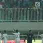 Pemain Timnas Indonesia U-23 melakukan penghormatan pada suporter usai melawan Korea Utara pada laga PSSI Anniversary Cup 2018 di Stadion Pakansari, Kab Bogor, Senin (30/4). Laga berakhir imbang 0-0. (Liputan6.com/Helmi Fithriansyah)