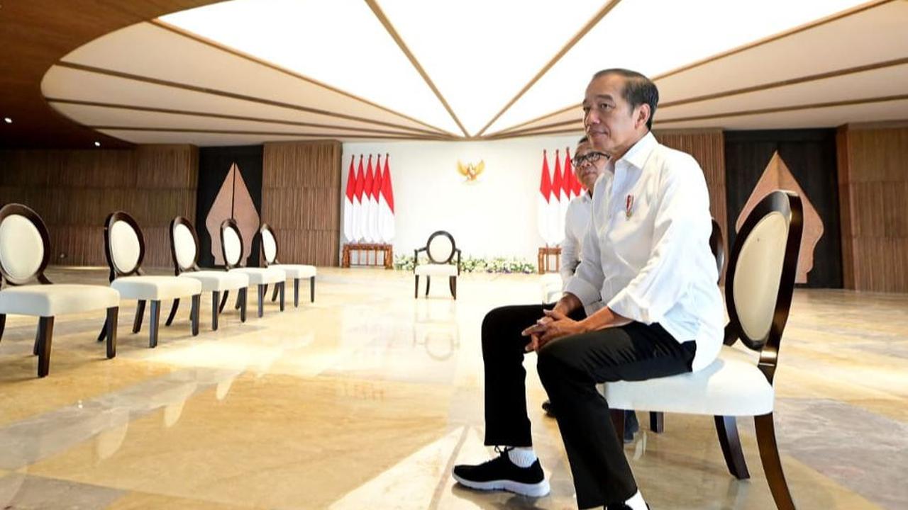 Presiden Joko Widodo atau Jokowi resmi berkantor di Ibu Kota Nusantara (IKN), Kalimantan Timur, pada Senin (29/7/2024). Jokowi bahkan sudah berkegiatan di IKN sejak Minggu (28/7) untuk meninjau jalan tol  dengan mengendarai sepeda motor bersama artis dan