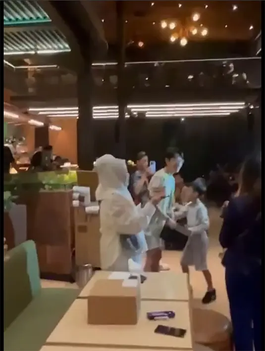 Mantan istri Pasha Ungu itu menyiapkan kejutan di salah satu tempat di Bogor, Jawa Barat. Hal itu terlihat dari unggahan yang disematkan istri pesepak  bola Okie Agustina. Kiesha tampak tak menyangka mendapatkan kejutan yang begitu meriah. [Instagram/okieagustina_]