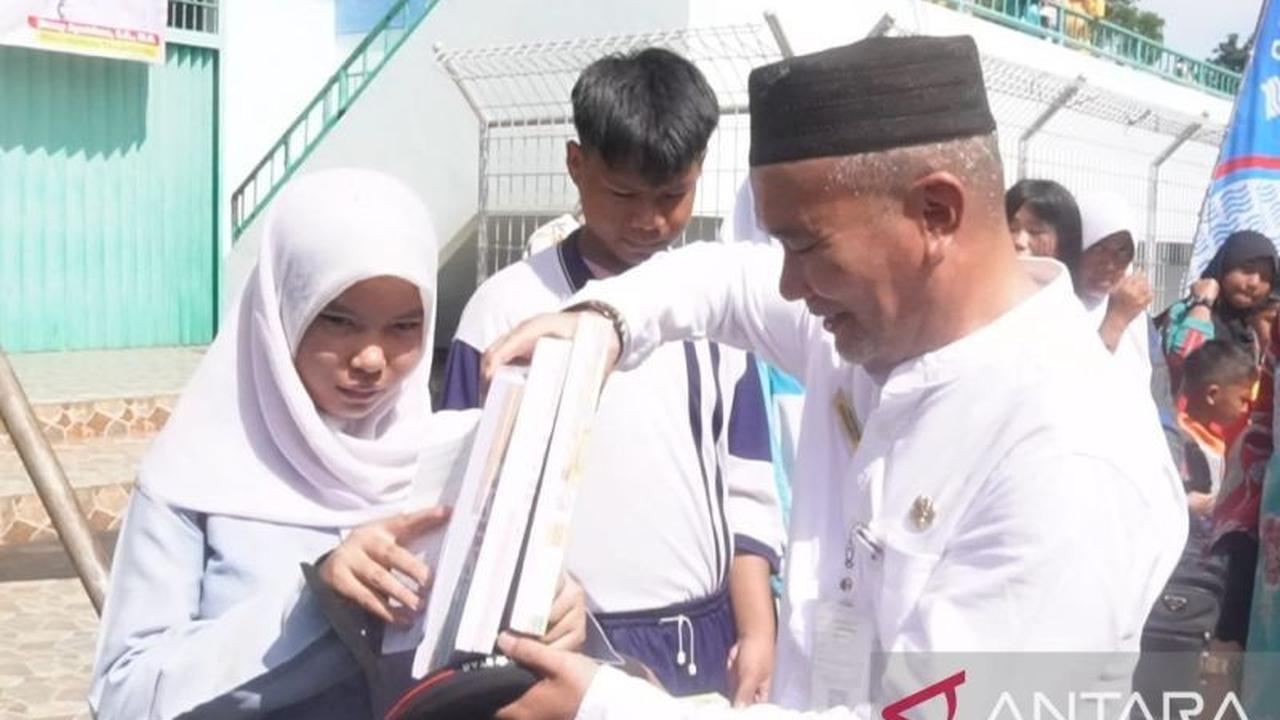 Pemkot Pangkalpinang Salurkan Bantuan Perlengkapan Sekolah untuk 718 Siswa Kurang Mampu