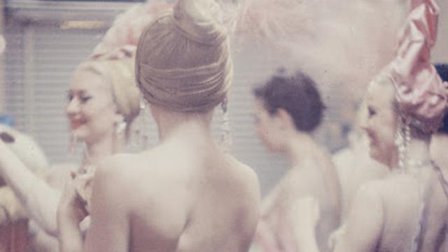 6 Potret Aktivitas Penari Diskotek Era 1950 di Belakang Panggung