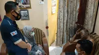 Basudewa Panji Kresna (43), warga Kota Palembang sekaligus aktivis 1998 diserang orang tak dikenal di Palembang Sumsel (Liputan6.com / Nefri Inge)