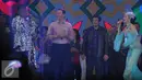 Gubernur DKI Jakarta, Basuki Tjahaja Purnama bernyanyi membawakan lagu Hujan Gerimis bersama dengan penyanyi Zaskia Gotik  di panggung Move On Party 2016 di Pantai Carnaval Ancol, Jakarta, Kamis (31/12/2015). (Liputan6.com/Herman Zakharia)