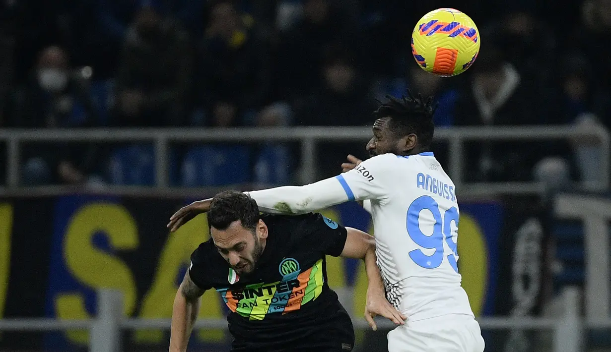 Gelandang Inter Milan Hakan Calhanoglu (kiri) berebut bola dengan gelandang Napoli Andre Zambo Anguissa dalam lanjutan Liga Italia di Giuseppe Meazza, Senin (22/11/2021) dini hari WIB. Inter Milan sukses mengandaskan Napoli dengan skor tipis 3-2. (Filippo MONTEFORTE / AFP)