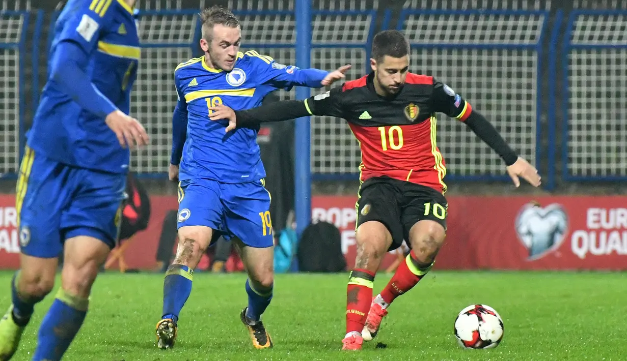 Pemain Belgium, Eden Hazard (kanan) mencoba melewati adangan pemain Bosnia pada kualifikasi Piala Dunia 2018 grup H di Grbavica stadium, Sarajevo, Bosnia, (7/10/2017). Belgia menang 4-3. (AFP/Elvis Barukcic)