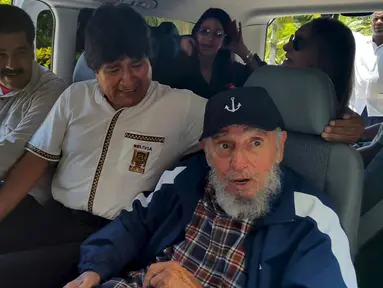 Mantan Presiden Kuba, Fidel Castro (kanan) merayakan ulang tahunnya yang ke 89 di Havana, Kuba, Kamis (13/8/2015). Castro ditemani Presiden Bolivia Evo Morales (tengah) dan Presiden Venezuela Nicolas Maduro . (REUTERS/Agencia de Boliviana)