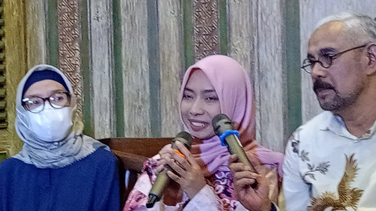 istri arya daru diplomat kemlu muncul ke publik