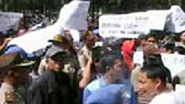 Pendukung Calon Bupati Terpilih Demo DPRD