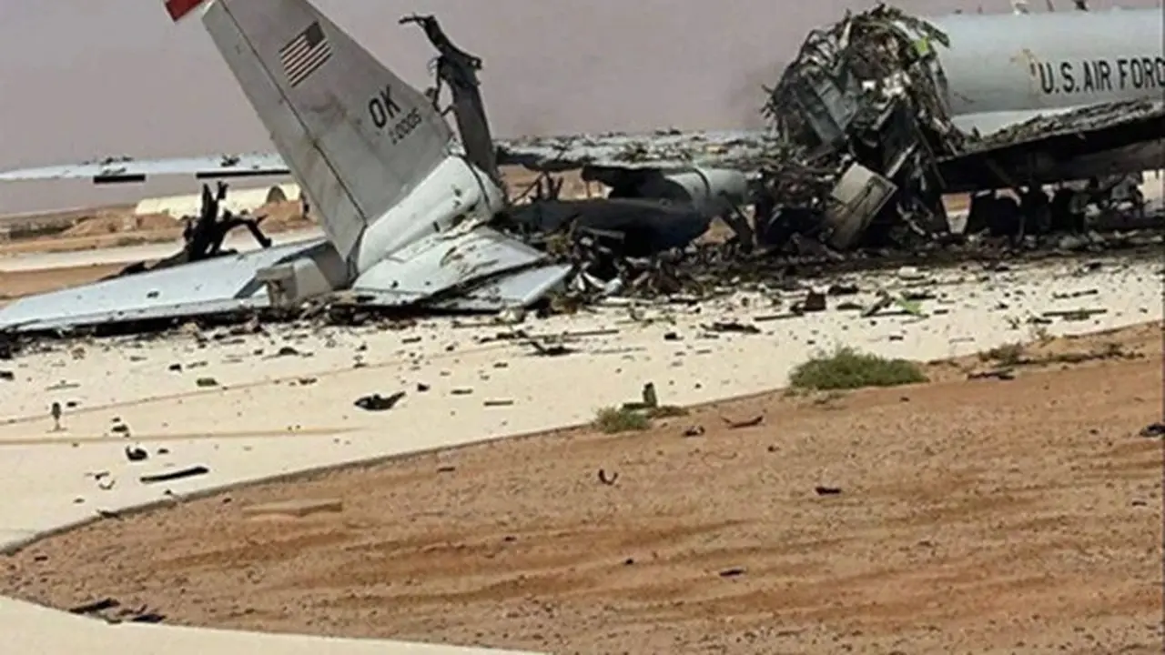 Foto yang diunggah pengguna (UGC) media sosial pada 29 Maret 2026 dan telah diverifikasi oleh AFP ini menunjukkan pesawat AWACS milik Angkatan Udara Amerika Serikat yang hancur akibat serangan proyektil di Pangkalan Udara Prince Sultan, Arab Saudi.