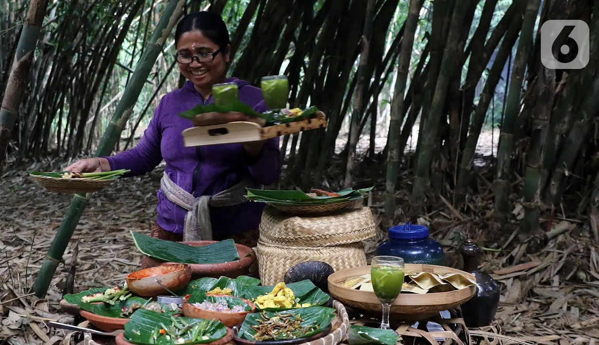 <p>Sate lilit, Loloh, Cemcem, Nasi campur dan lainnya bisa dinikmati wisatawan di Pasar Pelipur Lara, Kabupaten Bangli, Bali, Rabu (16/8/2023). (Liputan6.com/Helmi Fithriansyah)</p>