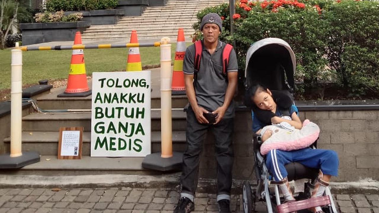 Perjuangan Santi Warastuti Dapatkan Akses Ganja Medis untuk Anaknya