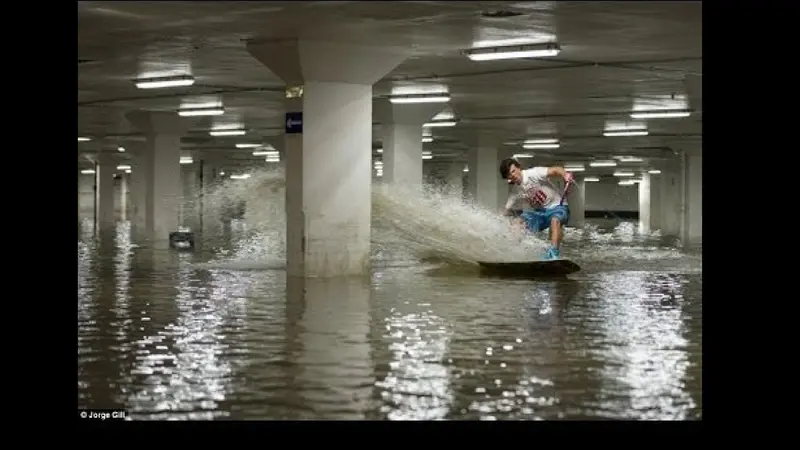 Surfing di lahan parkir. (YouTube)