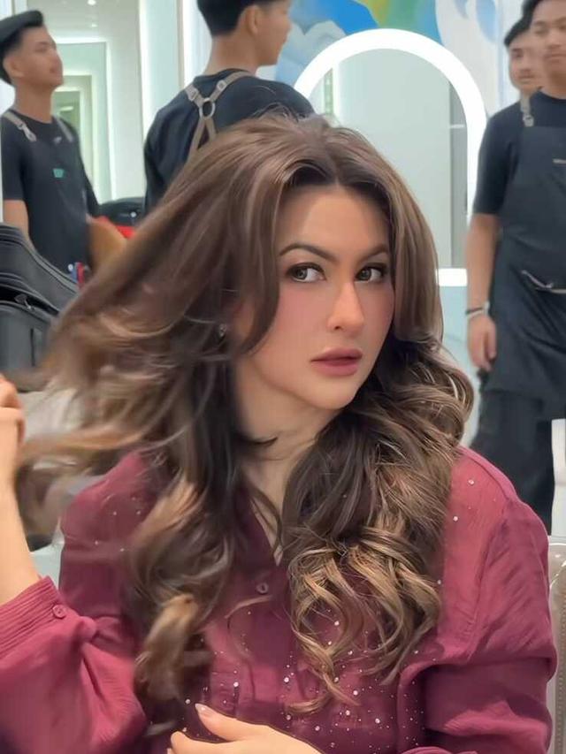5 Potret Diana Pungky dengan Rambut Panjang Ikonik, Gaya Klasik Tapi ...