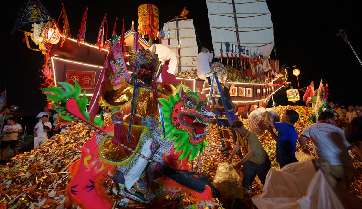 Malaysia dan Tiongkok bersama-sama memperoleh pengakuan UNESCO atas Festival Wangkang sebagai Warisan Budaya Takbenda pada tahun 2020. Menurut UNESCO, upacara dan praktik terkait berakar pada adat istiadat masyarakat yang memuja Ong Yah, dewa yang diyakini melindungi manusia dan tanah mereka dari bencana. (AP Photo/Vincent Thian)
