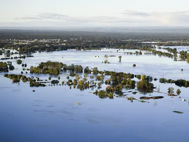 Air banjir menutupi wilayah yang luas di Windsor barat laut Sydney, Rabu (24/3/2021).  Sekitar 18.000 penduduk negara bagian terpadat di Australia telah meninggalkan rumah mereka sejak pekan lalu, dengan peringatan banjir dapat berlanjut hingga April. (Lukas Coch/Pool Photo via AP)
