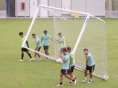 Pemain Bhayangkara FC menggotong tiang gawang saat sesi latihan di Lapangan B Senayan, Jakarta, Kamis (4/1/2023). Mereka tetap menggenjot porsi latihan meski kompetisi BRI Liga 1 sedang libur panjang. (Bola.com/M Iqbal Ichsan)