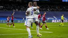 Penyerang Real Madrid, Vinicius Junior diberi selamat oleh Toni Kroos setelah mencetak gol ke gawang Valencia pada laga pekan ke-20 La Liga Spanyol di Santiago Bernabeu Valencia, Minggu dini hari WIB (9/1/2022). Real Madrid menang meyakinkan 4-1 atas Valencia. (AP Photo/Bernat Armangue)