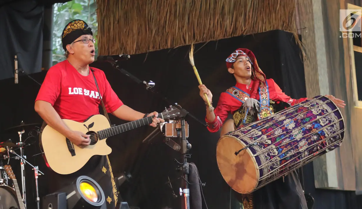 Penampilan Iwan Fals bersama atraksi Gendang Beleq dalam Seri Konser Situs Budaya di Panggung Kita, Depok, Sabtu (3/3). Konser Situs Budaya kali ini mengangkat tema budaya dari NTB Kerajaan Lombok dan Bima. (Liputan6.com/Arya Manggala)