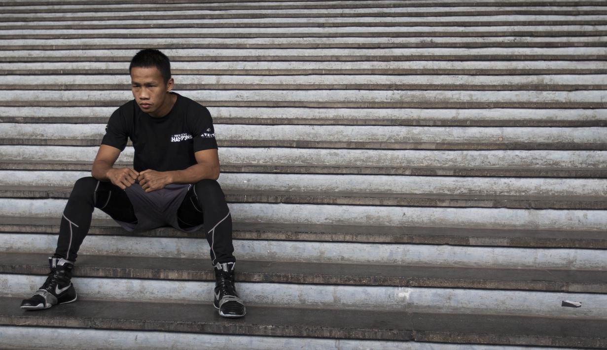 Petinju peringkat empat WBO, Daud Yordan menjalani sesi pemotretan untuk sponsor. (Bola.com/Vitalis Yogi Trisna)