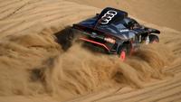 Pabrikan mobil asal Jerman, Audi untuk pertama kalinya ikut serta di Reli Dakar 2022 dengan menurunkan mobil listrik RS Q e-tron. Mobil tersebut rencananya akan dikendarai oleh para mantan juara seperti Carlos Sainz dan Stephane Peterhansel. (AFP/Franck Fife)