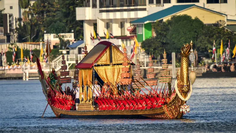 Kemeriahan Prosesi Akhir Penobatan Raja Thailand