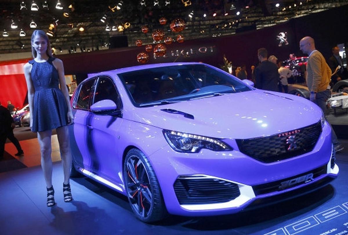 Deretan model cantik dan seksi pemanis Frankfurt Motor Show