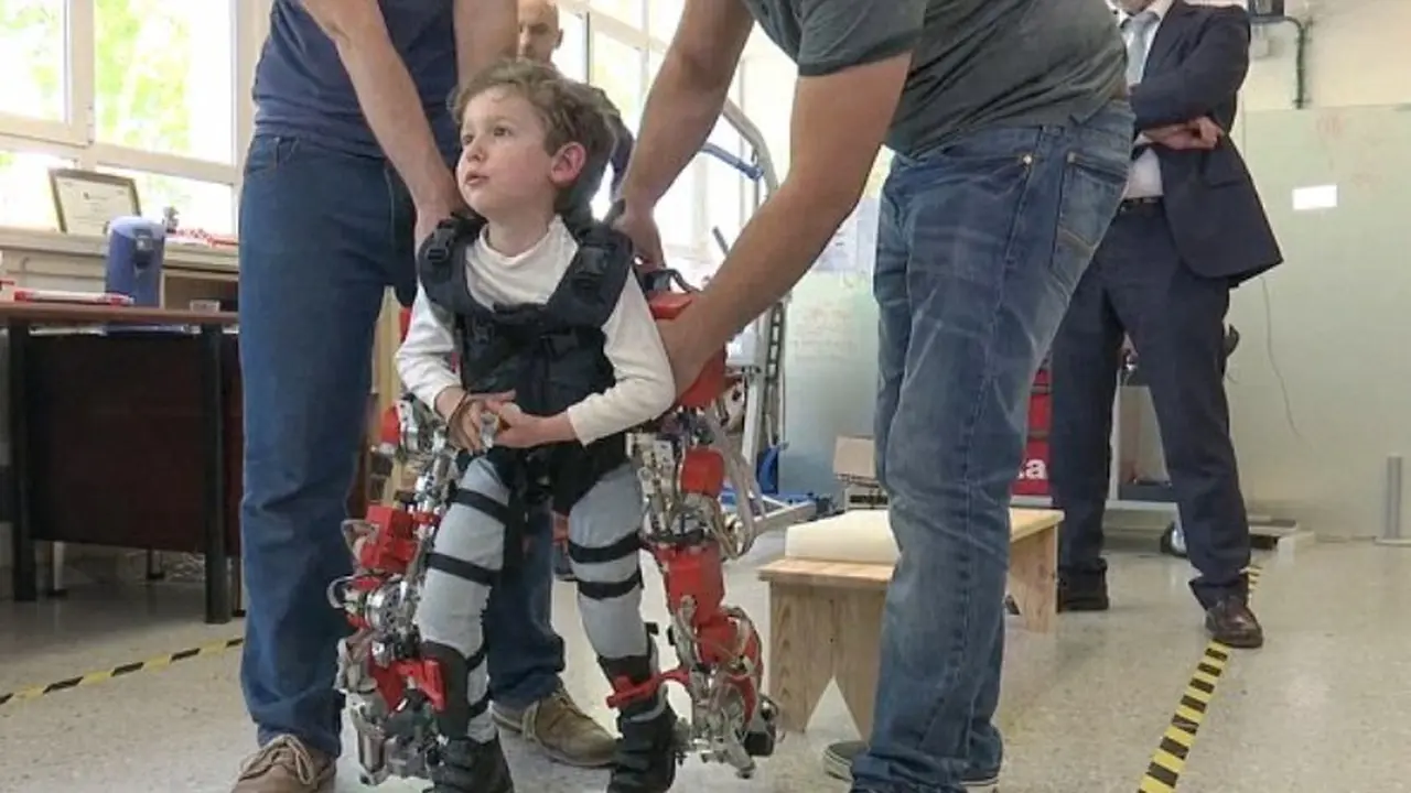 Momen Haru, Bocah 'Iron Man' Dapat Berjalan Untuk Pertama Kalinya