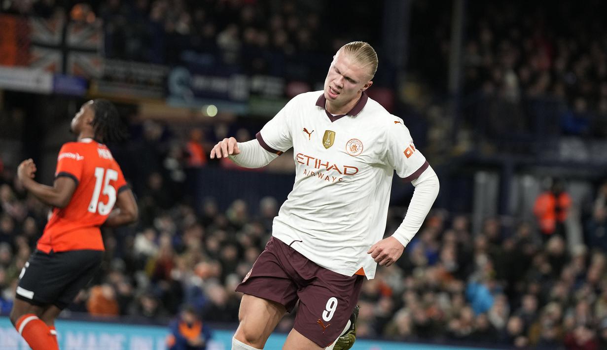 Selebrasi striker Manchester City, Erling Haaland setelah menjebol gawang Luton Town untuk yang kedua kalinya pada laga putaran kelima Piala FA 2023/2024 di Kenilworth Road Stadium, Luton, Selasa (27/2/2024). (AP Photo/Alastair Grant)