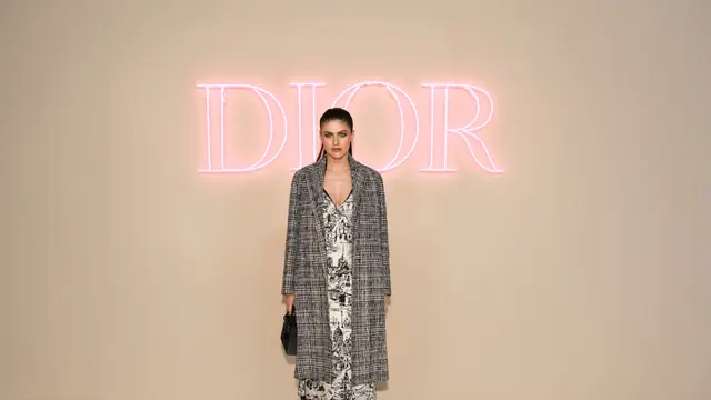 6 Gaya Artis Hadiri Dior Pre-Fall 2024 Show, Anya Taylor-Joy hingga Haerin NewJeans