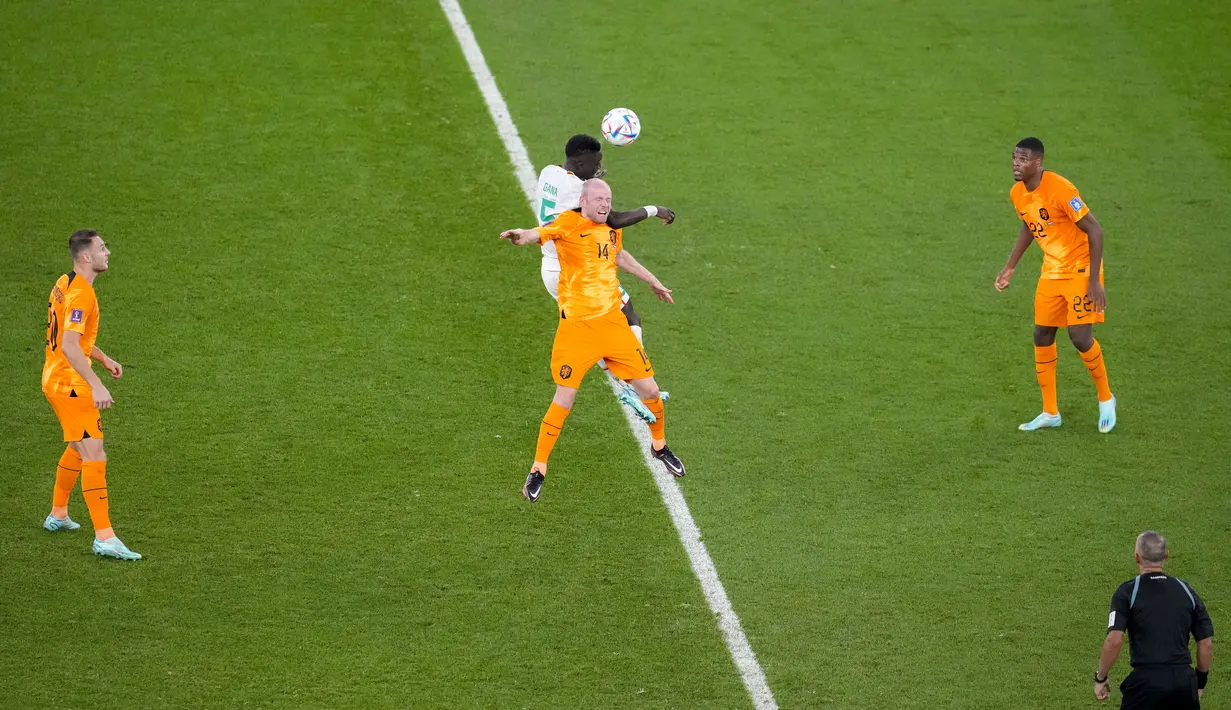 Pemain Senegal Idrissa Gueye dan Davy Klaassen dari Belanda melompat untuk merebut bola selama pertandingan grup A Piala Dunia 2022 Qatar di Stadion Al Thumama di Doha, Qatar, Senin (21/11/2022). Belanda menang atas Senengal dengan skor 2-0. (AP Photo/Thanassis Stavrakis)