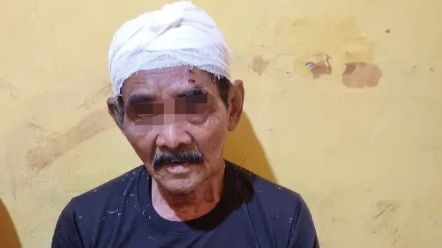 Lansia di Kabupaten Mesuji, Lampung babak belur usai dimassa karena kepergok mencuri sepeda motor.