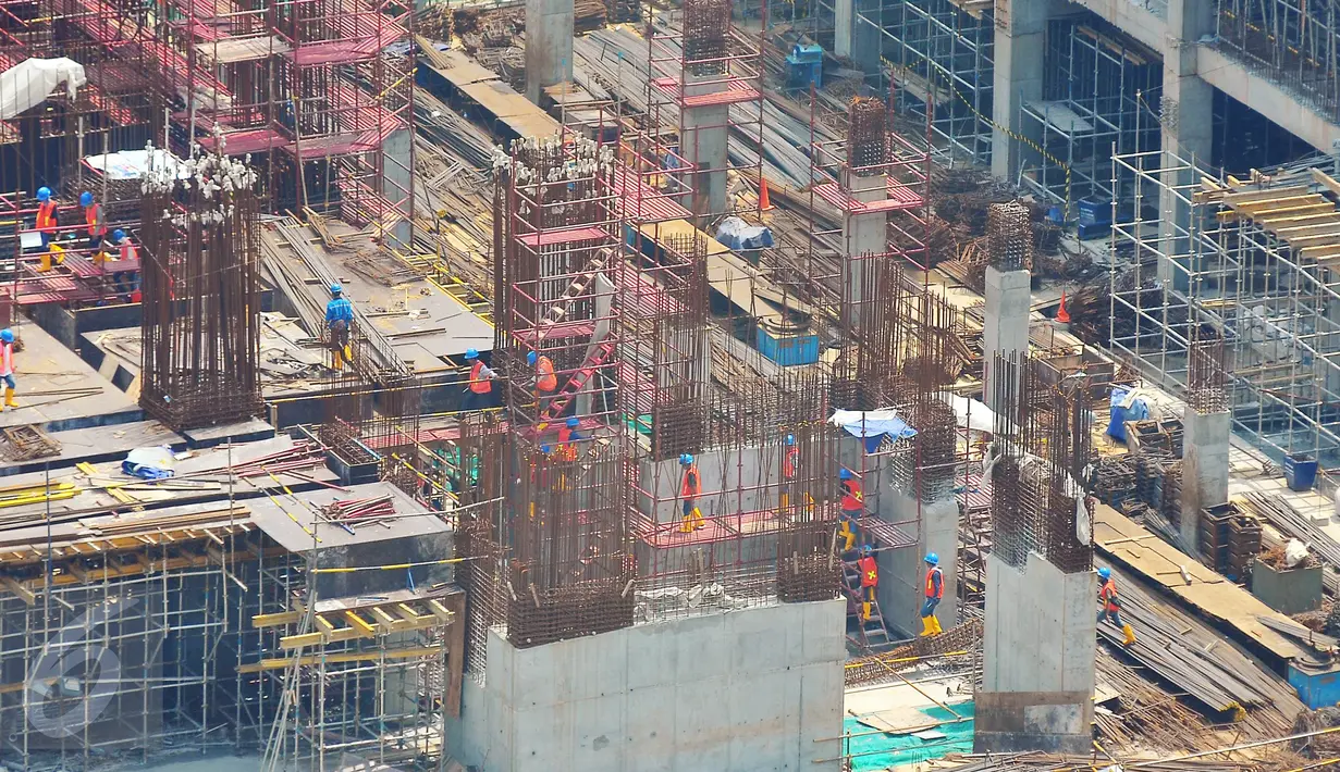 Pekerja tengah menyelesaikan pembangunan proyek gedung bertingkat di Jakarta, Senin (27/2). pertumbuhan ekonomi tidak mampu tumbuh lebih tinggi dari tahun 2015 karena pelemahan belanja pemerintah pada tahun 2016. (Liputan6.com/Angga Yuniar)