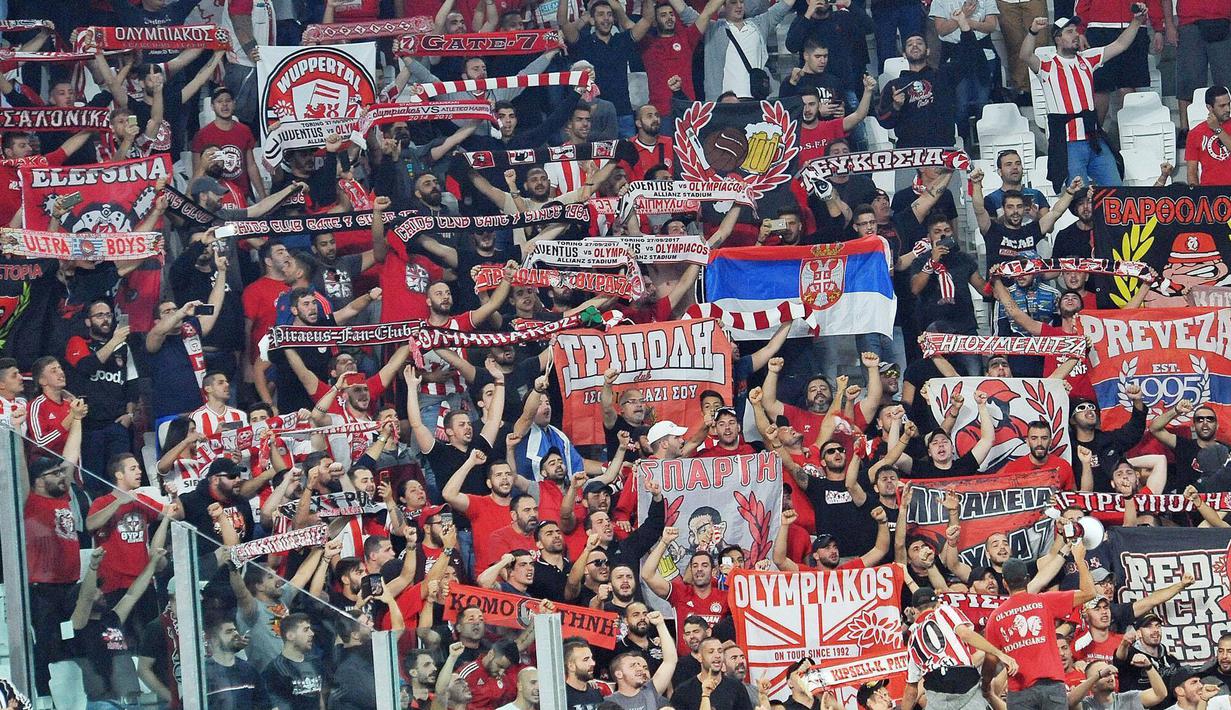 Dukungan suporter Olympiakos kepada timnya saat melawan Juventus pada laga grup D Liga Champions di Allianz stadium, Turin, (27/9/2017). Juventus menang 2-0. (Alessandro Di Marco/ANSA via AP)