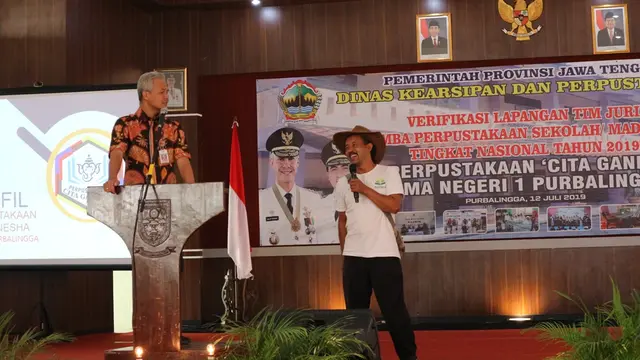 Ridwan Sururi, pengelola kuda pustaka di Lereng Gunung Slamet bercerita soal aktivitasnya menggerakkan literasi di lereng Gunung Slamet. (Foto: Liputan6.com/Kominfo PBG/Muhamad Ridlo)