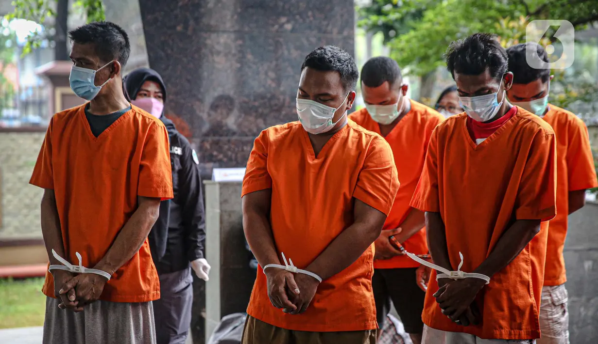 Para tersangka dihadirkan saat rilis kasus upaya penyelundupan narkoba jaringan Malaysia di Gedung Bareskrim Mabes Polri, Jakarta, Selasa (30/3/2021). Polisi menggagalkan upaya penyelundupan narkoba jaringan Malaysia melalui jalur laut di wilayah perairan Indonesia. (Liputan6.com/Faizal Fanani)