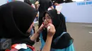 Seorang supporter rela mencat wajahnya sebagai dukungan buat tim bulutangkis Indonesia di Kejuaraan Dunia Bulutangkis 2015 di Jakarta, Rabu (12/8/2015). Kejuaraan Dunia Bulutangkis 2015 berlangsung 10-16 Agustus. (Liputan6.com/Helmi Fithriansyah)