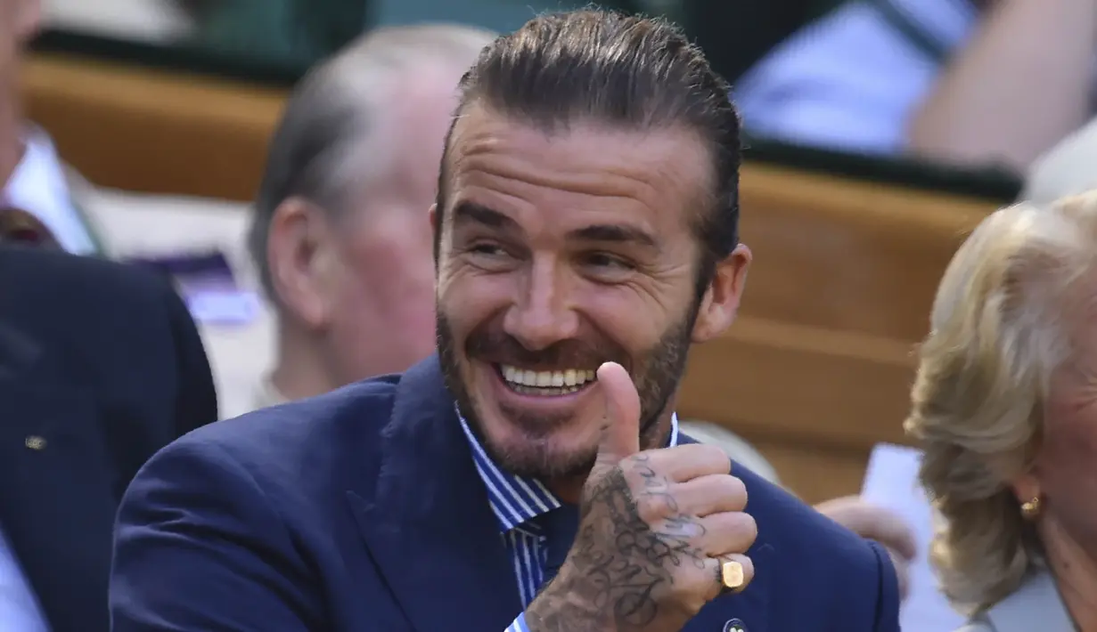 David Beckham tampak bahagia usai petenis Britania Raya, Andy Murray berhasil mengalahkan petenis Italia, Fabio Fognini pada turnamen tenis Wimbledon di London, Inggris. (AFP/Glyn Kirk)