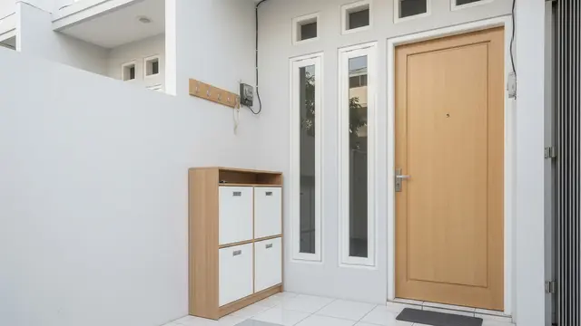 Teras Minimalis dengan Rak Sandal Tertutup