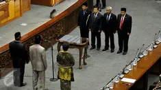 Sejumlah pimpinan DPR saat mengikuti sidang paripurna dengan agenda penyampaian Ikhtisar Hasil Pemeriksaan Semester (IHPS), Jakarta,  Senin (5/10/2015). Sebanyak 10.154 temuan BPK memuat 15.434 permasalahan. (Liputan6.com/JohanTallo)