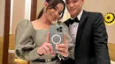 Tak hanya Rizky, penyanyi Afgan pun diduga dekat dengan Rossa. Ia pun kerap menampilkan chemistry satu sama lain. Misalnya ketika Rossa mengenakan dress silver serasi dengan Afgan yang mengenakan setelan jas. [@itsrossa910]