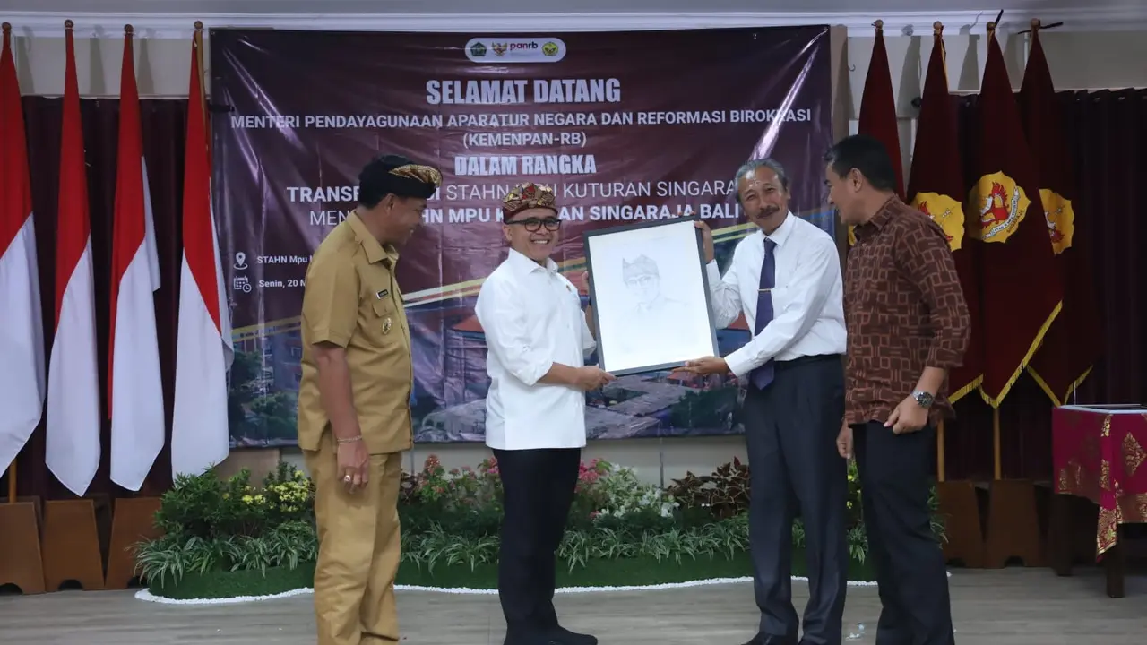 Menpan RB Azwar Anas mendukung Sekolah Tinggi Agama Hindu Negeri (STAHN) Mpu Kuturan transformasi menjadi Institut Agama Hindu Negeri (IAHN). (Istimewa)