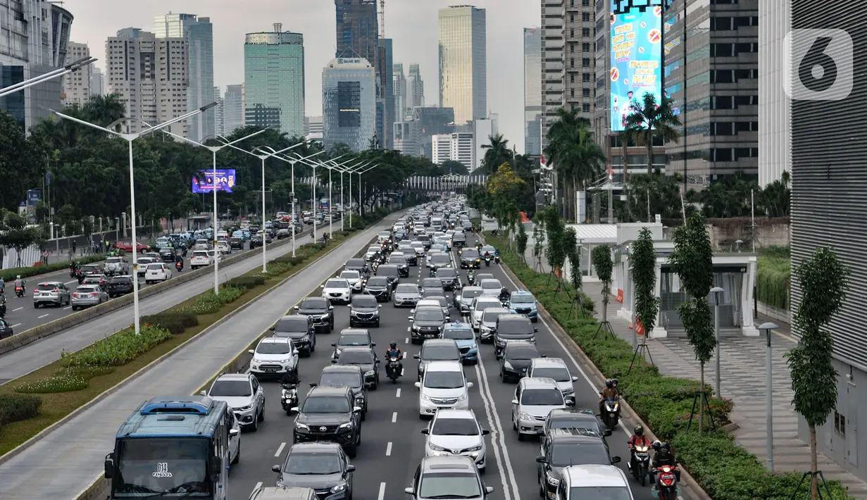 Suasana kendaraan terjebak macet di Jalan Sudirman, Jakarta, Selasa (9/6/2020). Masa PSBB Transisi yang memperbolehkan karyawan di perkantoran kembali bekerja menyebabkan ruas jalan Ibu Kota kembali macet dan semrawut saat jam pulang kerja. (merdeka.com/Iqbal S Nugroho)