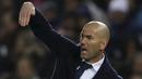 Ekspresi Pelatih Real Madrid, Zinedine Zidane saat menyaksikan anak asuhnya berlaga melawan Granada pada lanjutan La Liga Spanyol di di Estadio Nuevo Los Carmenes, Senin (8/2/2016) dini hari WIB. (REUTERS/Marcelo del Pozo)