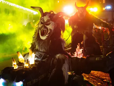 Partisipan berpakaian seperti Krampus, makhluk setengah iblis, saat ambil bagian dalam parade di kota Podkoren, Slovenia, Jumat (30/11). Parade bagian dari tradisi natal itu menghadirkan sosok Krampus untuk menakuti anak-anak yang nakal (Jure Makovec/AFP)