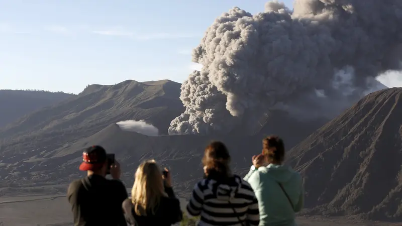 20160106-Erupsi Gunung Bromo Jadi Objek Wisata Dadakan-Jatim