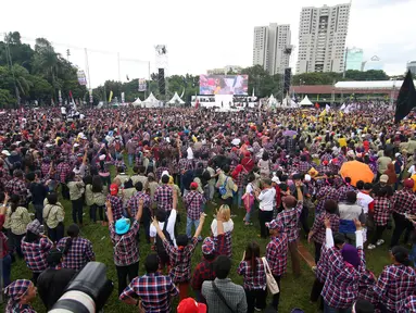 Para pendukung Ahok - Djarot berjoget saat menghadiri konser gue 2 di Jakarta, Sabtu (4/2). Sejumlah musisi papan atas Indonesia mendukung pasangan calon nomer 2 Ahok - Djarot pada Pilkada DKI Jakarta. (Liputan6.com/Johan Tallo)