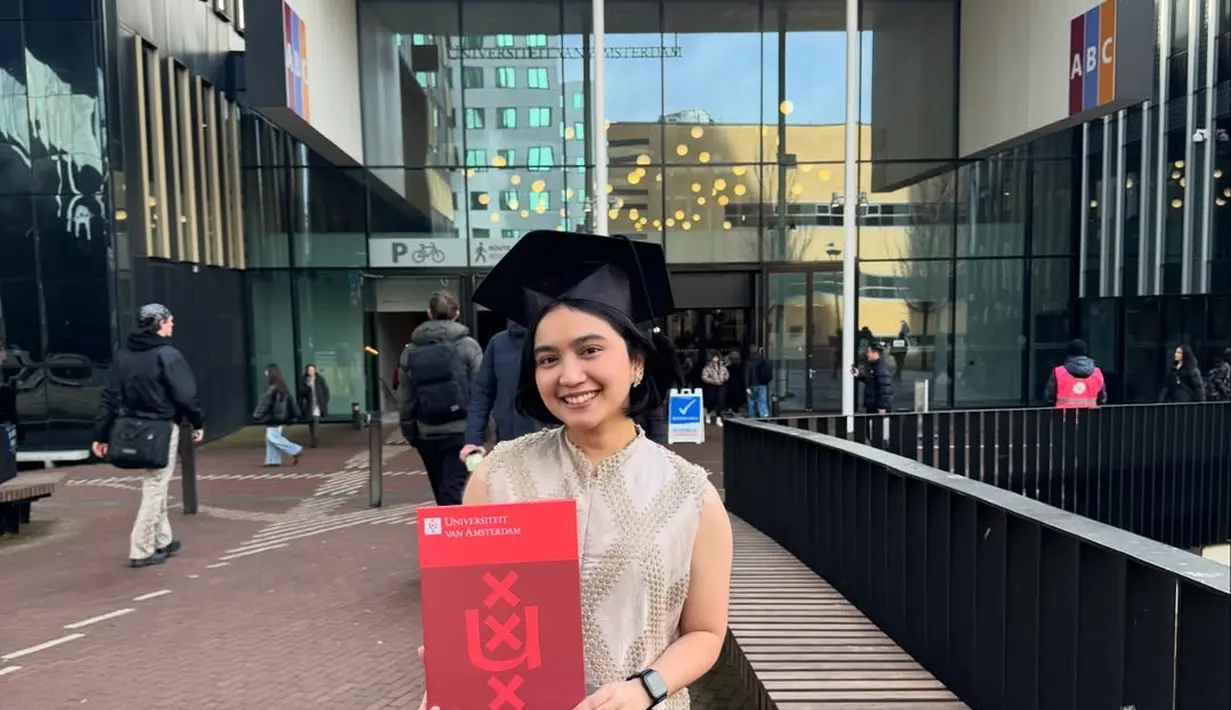 Baru sempat ambil ijazah, Rachel Amanda tampil simple kenakan sleeveles tunik dan celana panjang hitam [@auroramanda95]