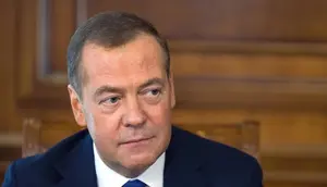 Putin Utus Medvedev Hadiri Pemakaman Ali Khamenei