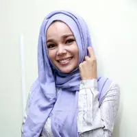 Jelang penayangan film drama Indonesia berjudul Air Mata Surga, Dewi Sandra, menggelar promosi film lewat pengajian yang diadakan bersama ibu-ibu di Masjid Bintaro Raya, Tangerang Selatan, Senin (14/9/2015). (Deki Prayoga/Bintang.com)